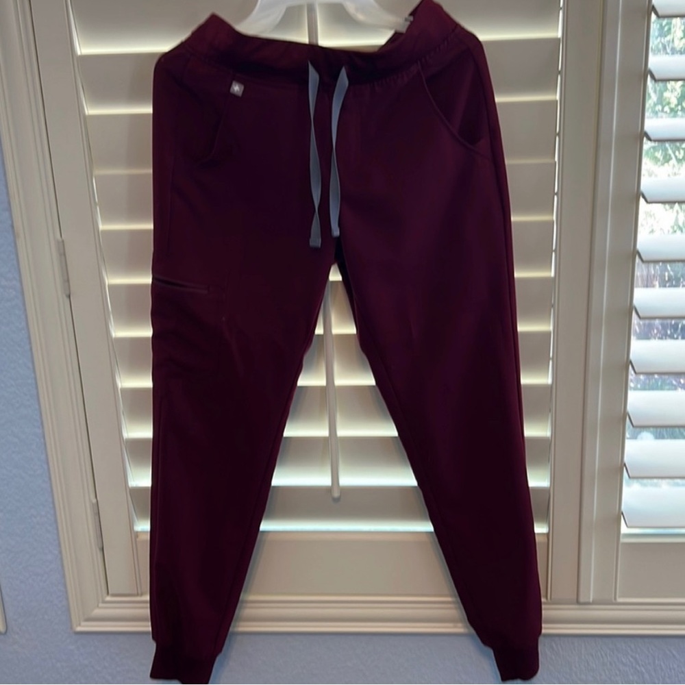 Figs burgundy Zamora scrubs